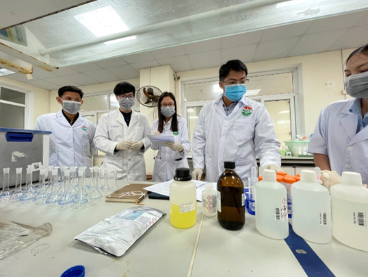 Trainees-practicing-in the-laboratory-01-nifc